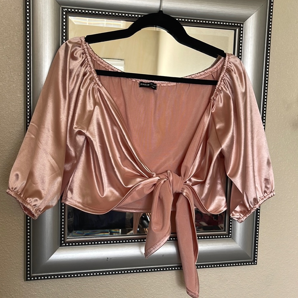 Shiny pink metallic tie top w/ puffy sleeves